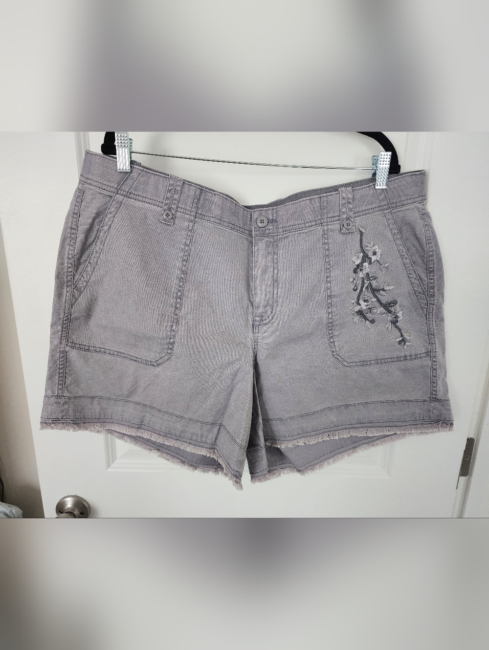 Lane Bryant Women’s Embroidered Grey Shorts Size 20.